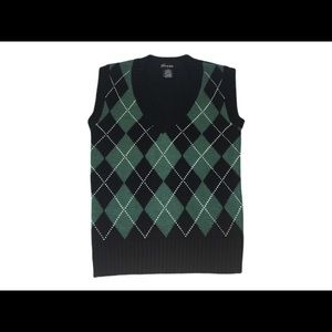 Argyle pattern sweater vest for a preppy look 💚
